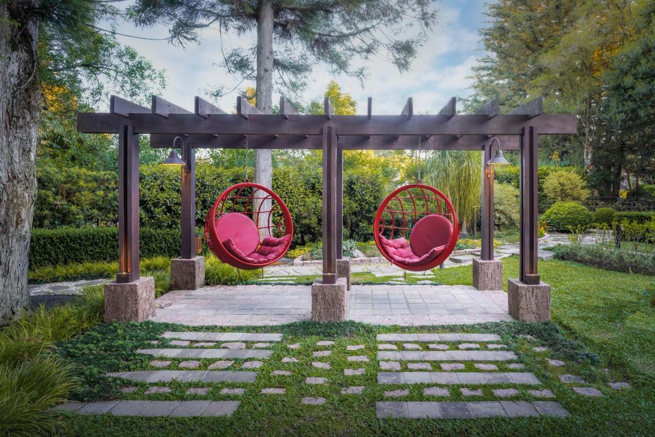 Bavaria Sport Hotel グラマド エクステリア 写真 Pergola with hanging chairs