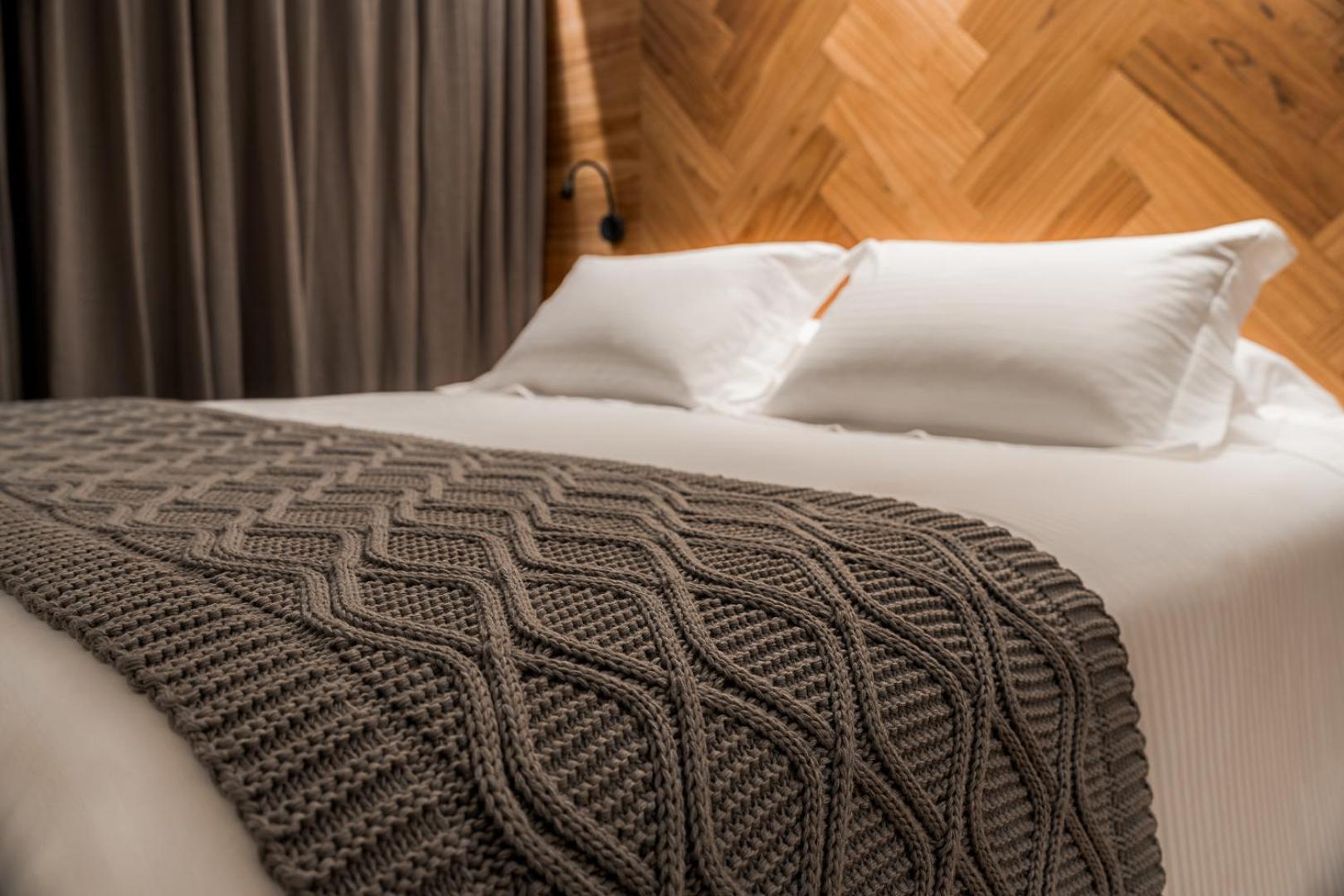 Bavaria Sport Hotel グラマド エクステリア 写真 A bed with a throw